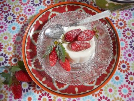 Panna cotta au yaourt de brebis et aux fraises
