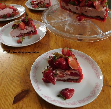 Charlotte aux fraises, rhubarbe au thym et miel de lavande.