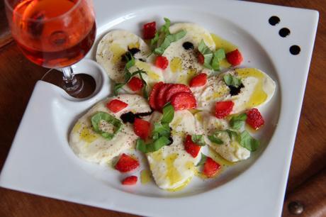 Carpaccio mozzarella, fraise, basilic