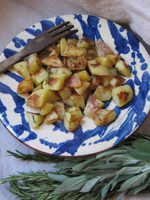 Pommes de terre au romarin et à la sauge