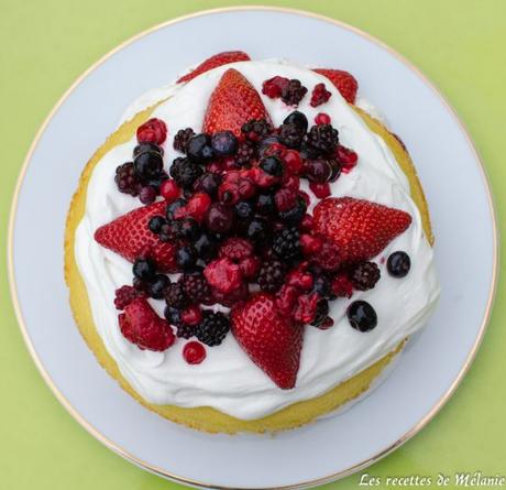 Victoria sponge cake aux fraises et à la pistache