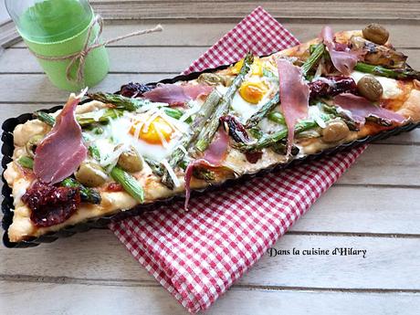 Pizza printannière qui se prend pour une tarte (asperges, artichaut, oeuf et jambon) / Spring pizza (asparagus, artichoke, egg and smoked ham)