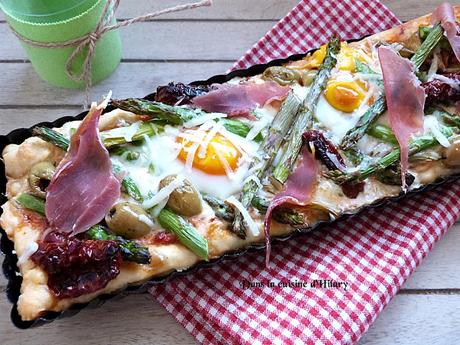 Pizza printannière qui se prend pour une tarte (asperges, artichaut, oeuf et jambon) / Spring pizza (asparagus, artichoke, egg and smoked ham)