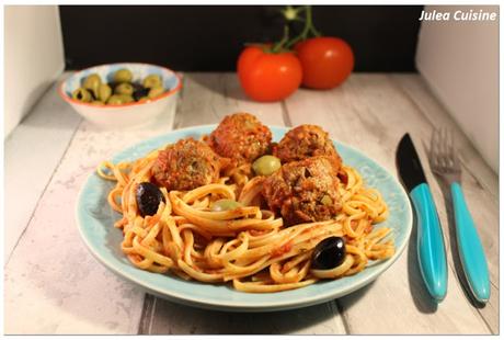 Boulettes de boeuf aux olives et pignons, spaghetti tomates fraiches, origan