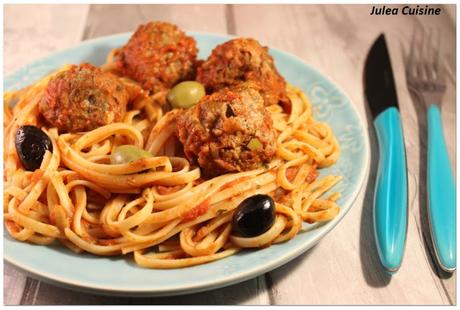 Boulettes de boeuf aux olives et pignons, spaghetti tomates fraiches, origan