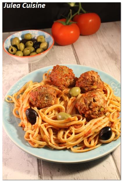 Boulettes de boeuf aux olives et pignons, spaghetti tomates fraiches, origan