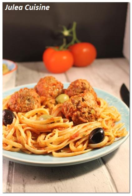 Boulettes de boeuf aux olives et pignons, spaghetti tomates fraiches, origan