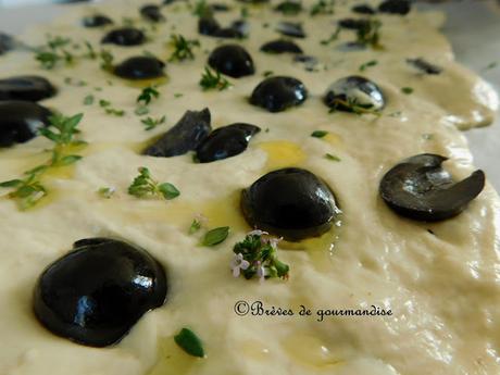 Focaccia olives, chèvre et thym
