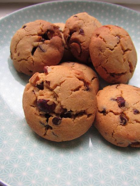 Cookies sablés à la purée de cacahuète, noisettes et chocolat.