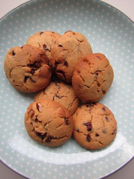 Cookies sablés à la purée de cacahuète, noisettes et chocolat.