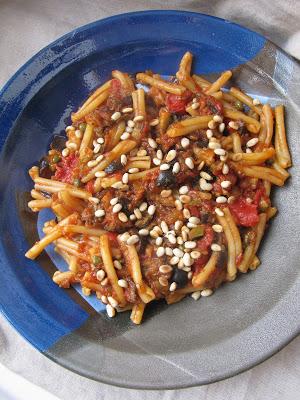 Pâtes aux pignons et aux aubergines