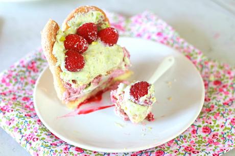 Charlotte à la mousse de framboises et chantilly à la pistache