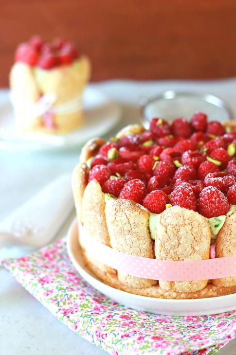 Charlotte à la mousse de framboises et chantilly à la pistache