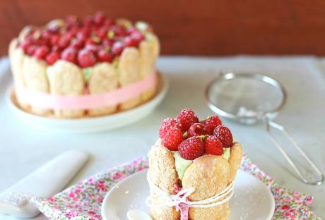 Charlotte à la mousse de framboises et chantilly à la pistache