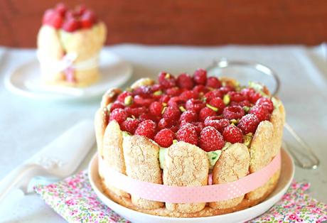 Charlotte à la mousse de framboises et chantilly à la pistache