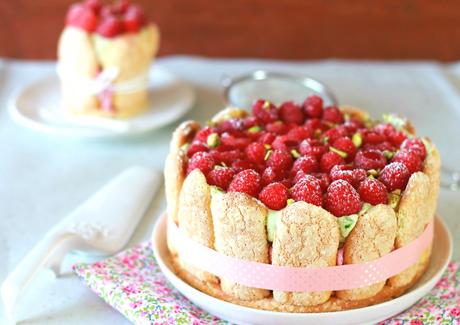 Charlotte à la mousse de framboises et chantilly à la pistache