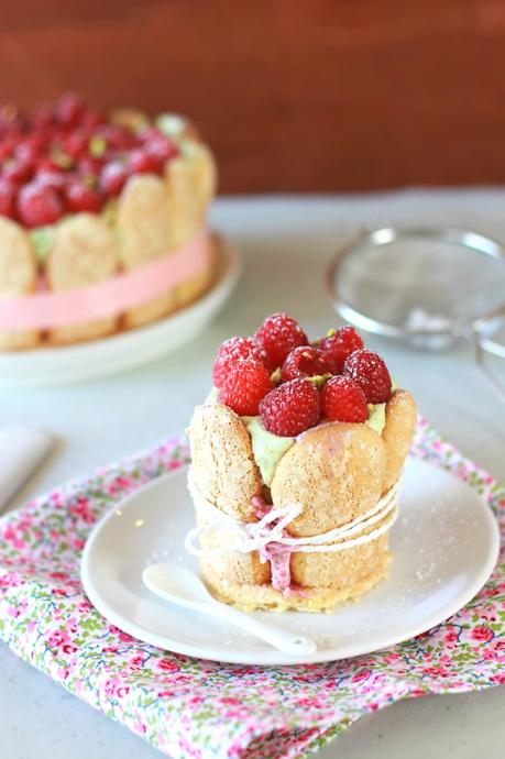 Charlotte à la mousse de framboises et chantilly à la pistache