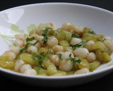 Petits oignons et concombres glacés et menthe fraîche