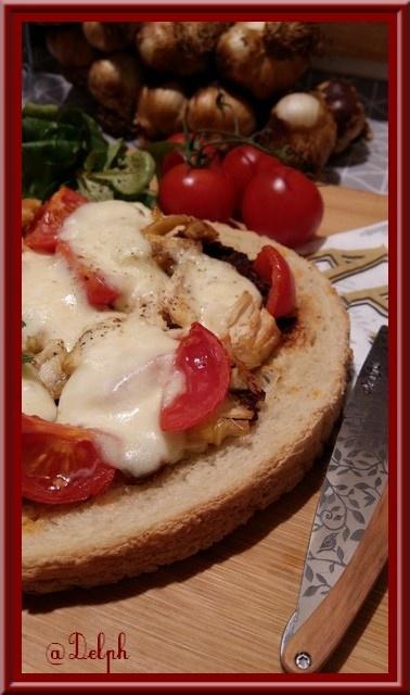 Tartine au poulet, tomates et mozza