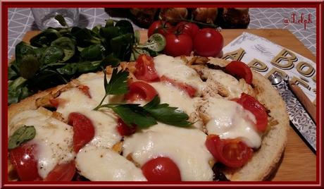 Tartine au poulet, tomates et mozza