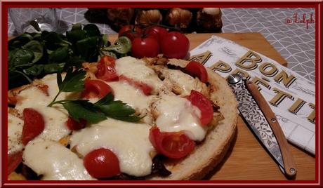 Tartine au poulet, tomates et mozza