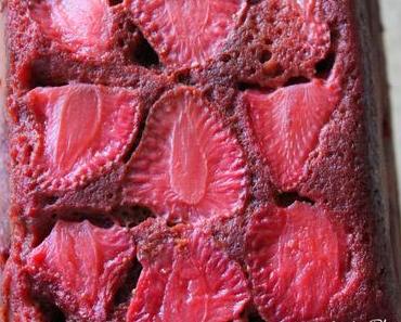 Un gâteau au chocolat et aux fraises