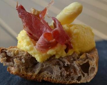 Oeufs brouillés à la vache qui rit aux pointes d'asperges