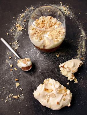 Mousse au Chocolat, Nuage Coco & Éclats de Meringue aux Amandes