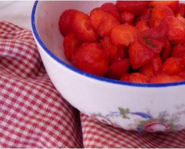 Salade de fraises mentholée, glace au speculoos.