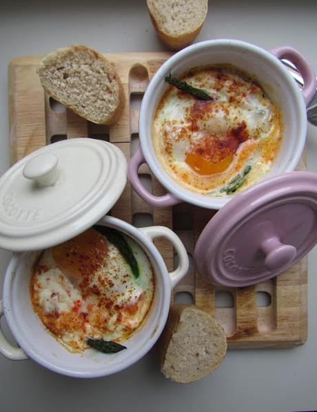 Oeuf cocotte au Chorizo et asperges vertes. [Battle Food #43]