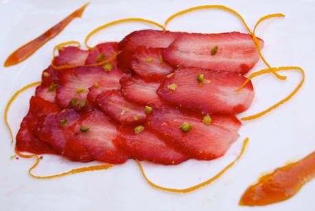 Carpaccio de fraises Gariguettes, caramel à l’orange