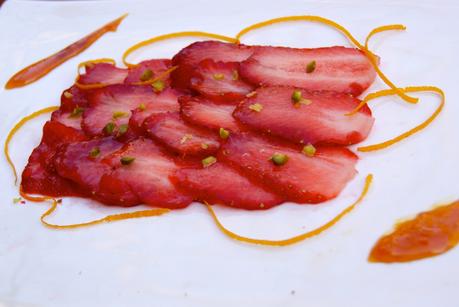 Carpaccio de fraises Gariguettes, caramel à l’orange