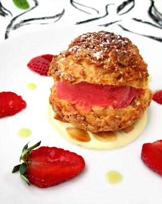 Profiterole Tomate-Fraise, Chocolat Blanc, Amandes & Huile d'Olive