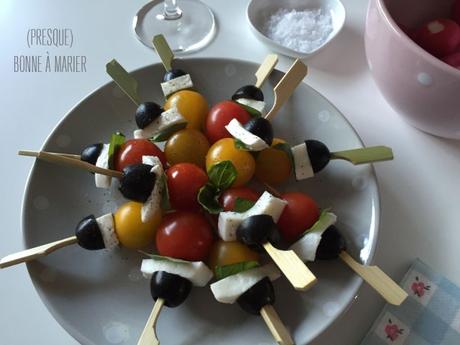 Brochettes apéritives de tomates cerises et mozzarella aux olives