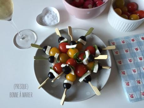 Brochettes apéritives de tomates cerises et mozzarella aux olives