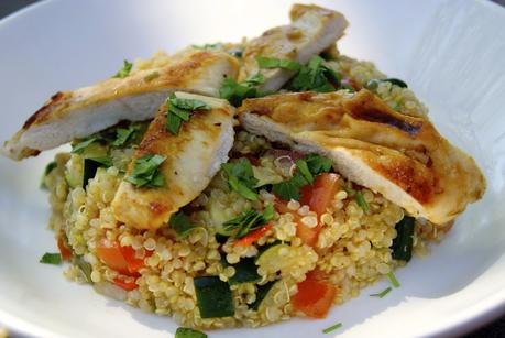 Salade de quinoa au poulet et légumes croquants