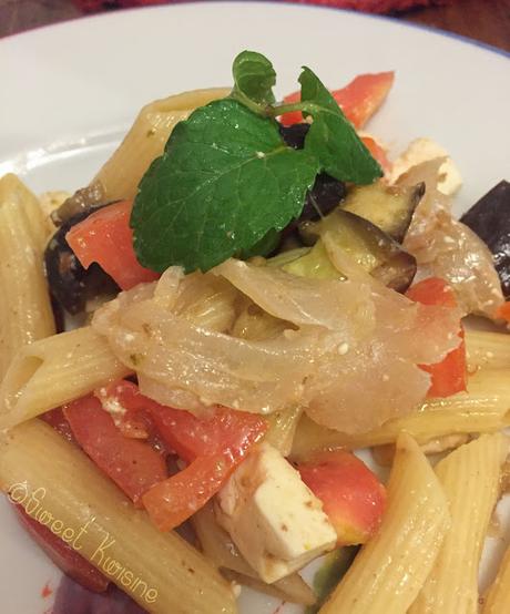 La salade de pâtes aux aubergines et poisson fumé