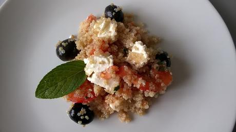 Salade quinoa, olives noires et feta