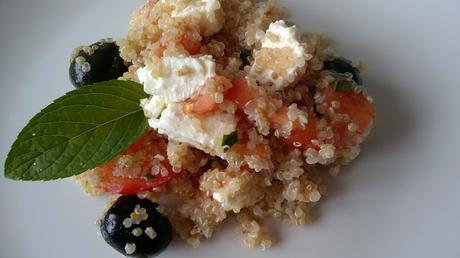 Salade quinoa, olives noires et feta