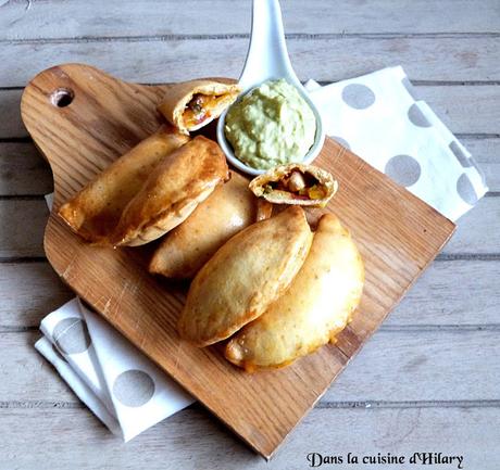 Empanadas au poulet piquant, légumes et sa crème à l'avocat / Spicy chicken and vegetables empanadas and its creamy avocado sauce