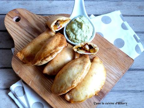 Empanadas au poulet piquant, légumes et sa crème à l'avocat / Spicy chicken and vegetables empanadas and its creamy avocado sauce