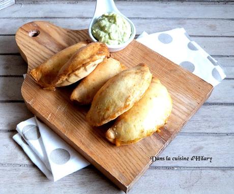 Empanadas au poulet piquant, légumes et sa crème à l'avocat / Spicy chicken and vegetables empanadas and its creamy avocado sauce