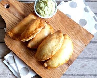 Empanadas au poulet piquant, légumes et sa crème à l'avocat / Spicy chicken and vegetables empanadas and its creamy avocado sauce