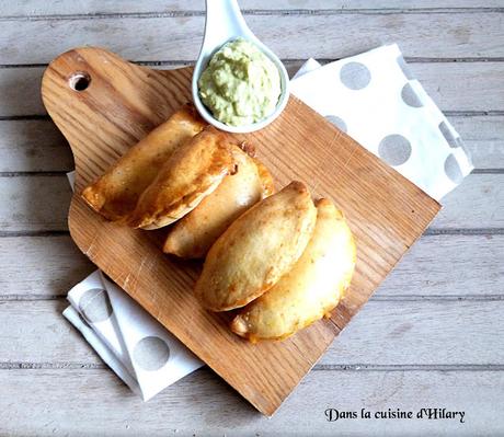 Empanadas au poulet piquant, légumes et sa crème à l'avocat / Spicy chicken and vegetables empanadas and its creamy avocado sauce