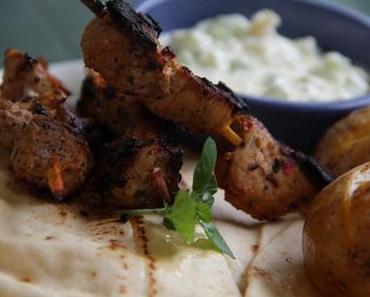 SOUVLAKI DE PORC SAUCE TZATKIKI, POMMES DE TERRE FONDANTES AU CITRON