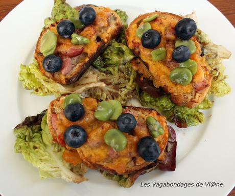 Tartines au cheddar, fèves et myrtilles