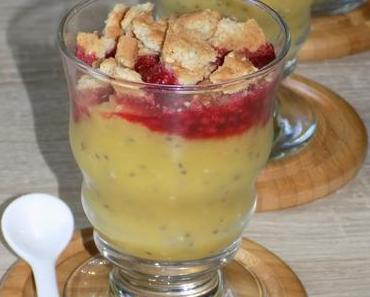 Compote pomme, ananas et graines de chia en verrines healthy avec écrasé de framboises et biscuits épeautres