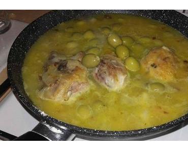 Poulet aux olives avec des courgettes
