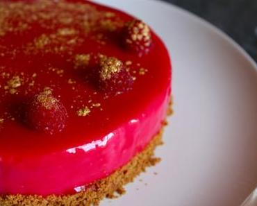 Bavarois à la fraise et glaçage miroir rouge
