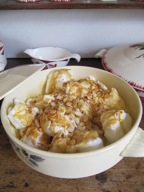 Oeufs à la neige aux amandes effilées